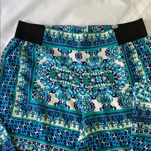 5 for $20 ✨ Love21 Flowy Floral Print Flare Pants - Picture 4 of 8